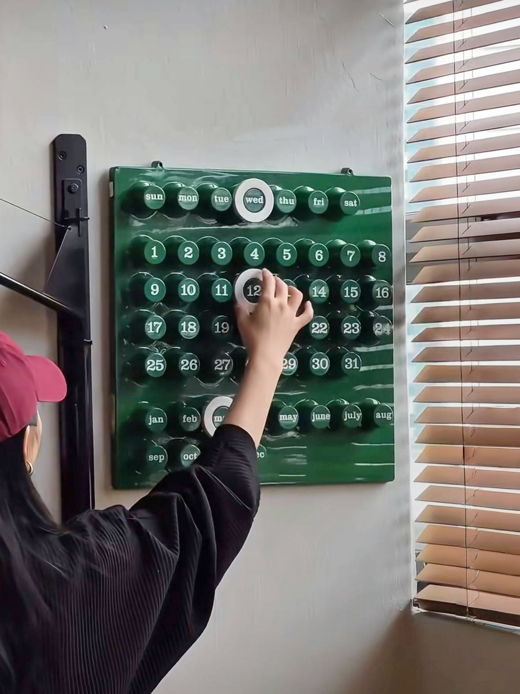 Retro Ring-a-Date Wall Mounted Calendar – Modern Perpetual Design in Green