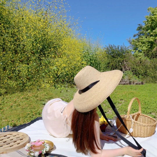 Oversized Wide-Brim Straw Sun Hat – Elegant Raffia Beach Hat with Black Ribbon | Summer UV Protection for Women